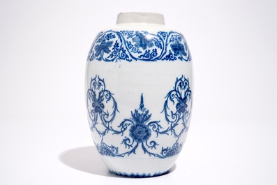 Een blauw-witte Delftse pot met ornamentaal chinoiseriedecor, eind 17e eeuw