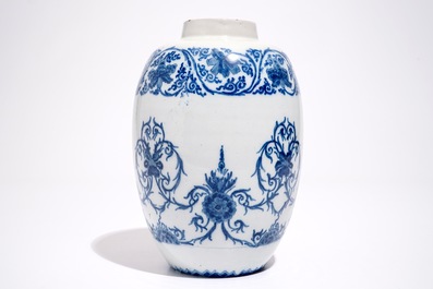 Un pot en fa&iuml;ence de Delft bleu et blanc &agrave; d&eacute;cor ornamental, fin du 17&egrave;me