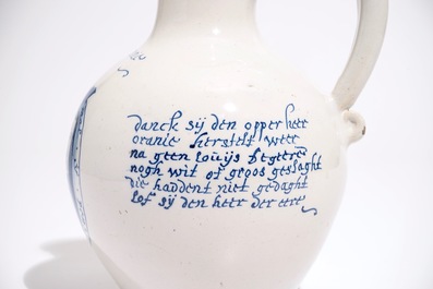 Un pichet d'inscription orangiste en fa&iuml;ence de Delft bleu et blanc aux armes de Guillaume III, 17&egrave;me
