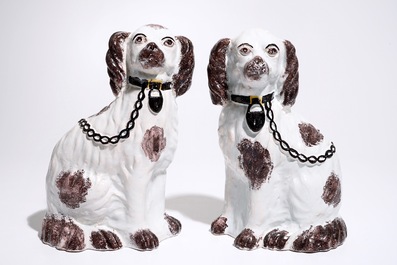 Een paar aardewerken Staffordshire-stijl honden, wellicht Frans aardewerk, 18/19e