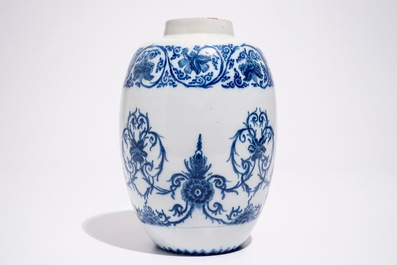 Un pot en fa&iuml;ence de Delft bleu et blanc &agrave; d&eacute;cor ornamental, fin du 17&egrave;me