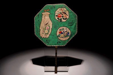 A Chinese octagonal Canton fan in paper, ivory and lacquered wood, 19th C.