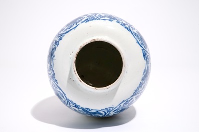 Een blauw-witte Delftse pot met ornamentaal chinoiseriedecor, eind 17e eeuw