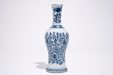 Een blauw-witte Delftse vaas met decor van pioenslingers in Ming-stijl, eind 17e eeuw