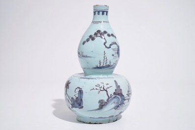 Un vase de forme double gourde en fa&iuml;ence de Delft en bleu et mangan&egrave;se, fin du 17&egrave;me