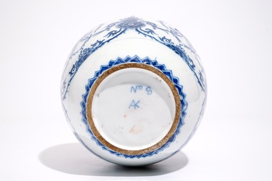 Een blauw-witte Delftse pot met ornamentaal chinoiseriedecor, eind 17e eeuw