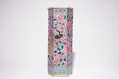 Un grand porte-parapluie en porcelaine de Chine Peranakan &agrave; d&eacute;cor de ph&eacute;nix, 19&egrave;me