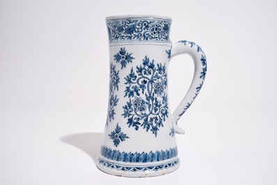 A Dutch Delft blue and white mug with lotus scrolls in Ming-style, late 17th C.