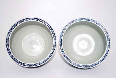 Une paire d&rsquo;acquariums en porcelaine de Chine bleu et blanc aux rinceaux de lotus, 19&egrave;me