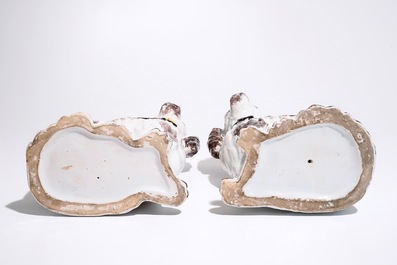 Une paire de chiens en fa&iuml;ence de style Staffordshire, prob. France, 18/19&egrave;me