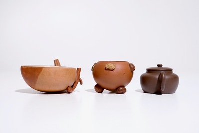 A Chinese Yixing peach-shaped bowl, a round bowl and a teapot with cover, 19/20th C.