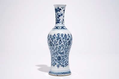 Een blauw-witte Delftse vaas met decor van pioenslingers in Ming-stijl, eind 17e eeuw