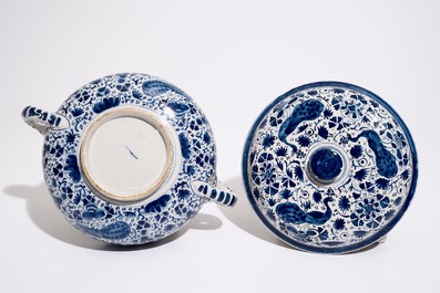 Un bouillon et son couvercle en fa&iuml;ence de Delft bleu et blanc, d&eacute;but du 18&egrave;me