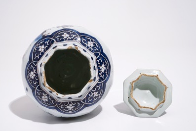 Een Delftse octagonale dekselvaas met chinoiseriedecor in blauw en mangaan, eind 17e eeuw