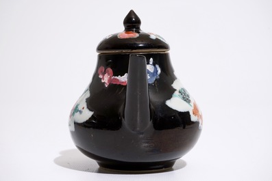 Une th&eacute;i&egrave;re en porcelaine de Chine famille rose sur fond noir, Yongzheng/Qianlong