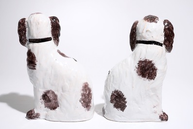 A pair of Staffordshire-style figures of dogs, prob. French pottery, 18/19th C.