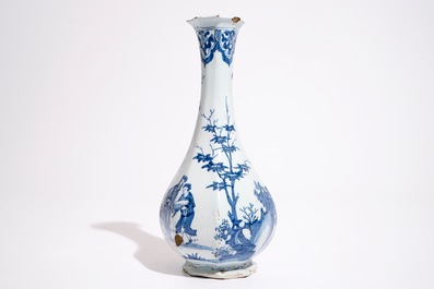 Een blauw-witte flesvormige chinoiserie vaas in Delftse stijl, Frankfurt of Nevers, 17e eeuw