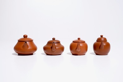 Vier kleine Chinese Yixing steengoed theepotten met deksels, 19/20e eeuw