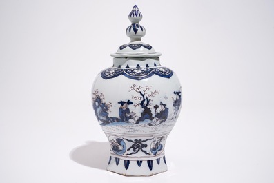 Un vase de forme octogonale en fa&iuml;ence de Delft en bleu et mangan&egrave;se, fin du 17&egrave;me