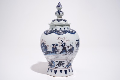 Een Delftse octagonale dekselvaas met chinoiseriedecor in blauw en mangaan, eind 17e eeuw