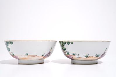 Une paire de bols en porcelaine de Chine famille rose &agrave; la cueillette des cerises, Qianlong