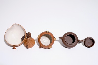 A Chinese Yixing peach-shaped bowl, a round bowl and a teapot with cover, 19/20th C.