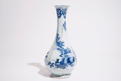 Un vase de forme bouteille en fa&iuml;ence de style Delft &agrave; d&eacute;cor de chinoiserie en bleu et blanc, Francfort ou Nevers, 17&egrave;me