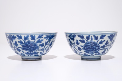 Une paire de bols en porcelaine de Chine bleu et blanc aux rinceaux de pivoine, marque de Chenghua, Ming