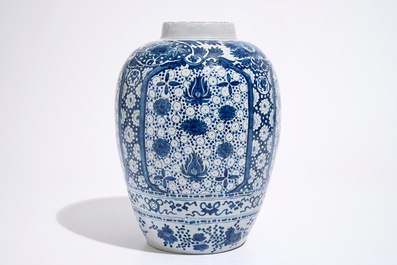 Een blauw-witte Delftse pot met chinoiseriedecor, 17e eeuw