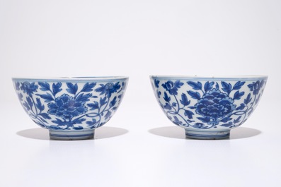 Une paire de bols en porcelaine de Chine bleu et blanc aux rinceaux de pivoine, marque de Chenghua, Ming