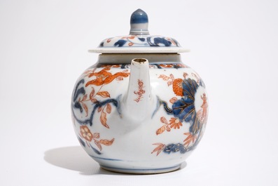 Une th&eacute;i&egrave;re et son couvercle en porcelaine de Chine de style Imari, Qianlong
