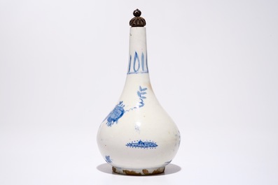Un vase islamique bleu et blanc au couvercle en argent, prob. Iran, 17/18&egrave;me