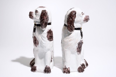 Een paar aardewerken Staffordshire-stijl honden, wellicht Frans aardewerk, 18/19e