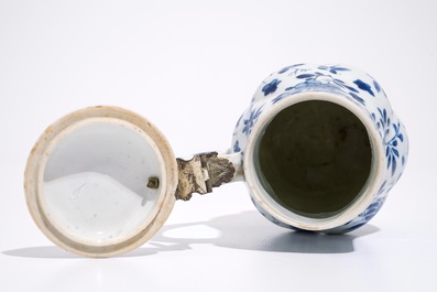 Un pichet torsad&eacute; et son couvercle en porcelaine de Chine bleu et blanc, Kangxi