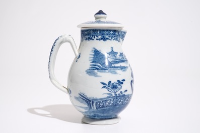 Un pot &agrave; lait en porcelaine de Chine bleu et blanc, Qianlong