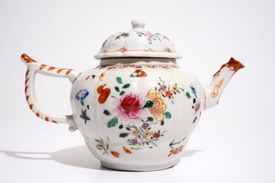 Une th&eacute;i&egrave;re en porcelaine de Chine famille rose, Qianlong
