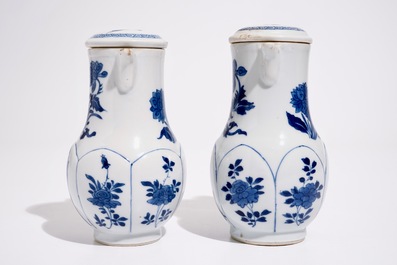 Twee Chinese blauw-witte dekselkannen met &quot;Lange Lijzen&quot; decor, Kangxi