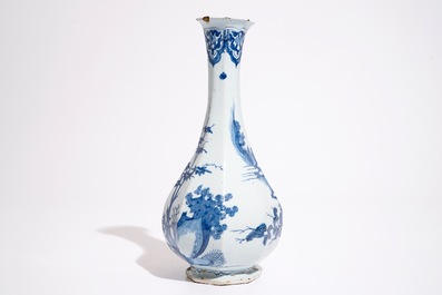 Un vase de forme bouteille en fa&iuml;ence de style Delft &agrave; d&eacute;cor de chinoiserie en bleu et blanc, Francfort ou Nevers, 17&egrave;me