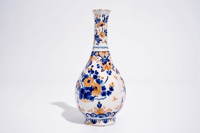 A Dutch Delft bottle vase with a floral chinoiserie design in red and blue, 1st quarter 18th C.