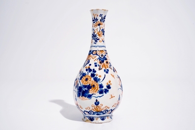 Een Delftse flesvormige vaas met floraal chinoiseriedecor in rood en blauw, 1e kwart 18e eeuw