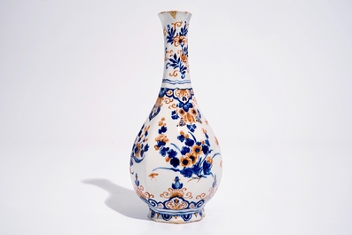 Un vase de forme bouteille &agrave; d&eacute;cor de chinoiserie florale en fa&iuml;ence de Delft, 1er quart du 18&egrave;me