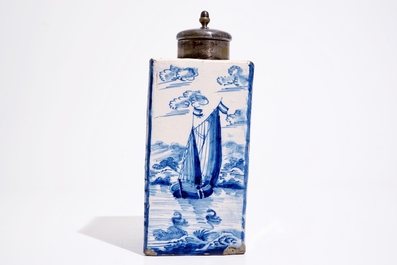 Une bouteille ou bo&icirc;te &agrave; th&eacute; rectangulaire en fa&iuml;ence de Delft bleu et blanc au couvercle en argent, Amsterdam, vers 1720