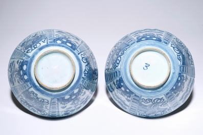 Une paire de bols en fa&iuml;ence de Delft bleu et blanc de style Wanli, fin du 17&egrave;me