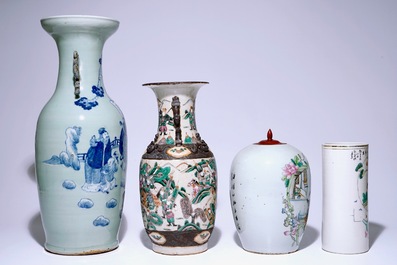 Vier diverse Chinese vazen, w.o. blauw wit op celadon fond en famille rose, 19/20e eeuw