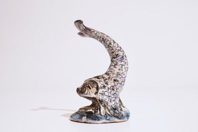 Een Delfts model van een walvis in blauw, mangaan en zwart, ca. 1700