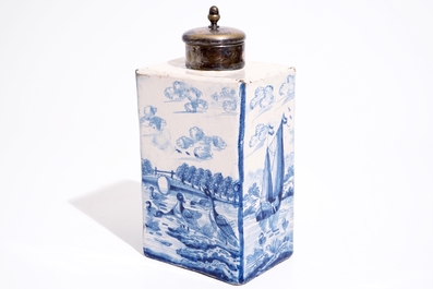 Une bouteille ou bo&icirc;te &agrave; th&eacute; rectangulaire en fa&iuml;ence de Delft bleu et blanc au couvercle en argent, Amsterdam, vers 1720