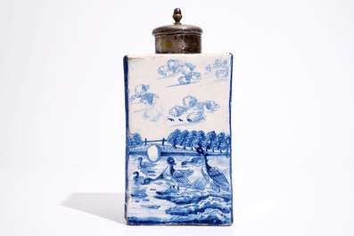 Une bouteille ou bo&icirc;te &agrave; th&eacute; rectangulaire en fa&iuml;ence de Delft bleu et blanc au couvercle en argent, Amsterdam, vers 1720