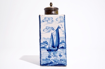 Une bouteille ou bo&icirc;te &agrave; th&eacute; rectangulaire en fa&iuml;ence de Delft bleu et blanc au couvercle en argent, Amsterdam, vers 1720