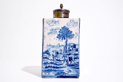 Une bouteille ou bo&icirc;te &agrave; th&eacute; rectangulaire en fa&iuml;ence de Delft bleu et blanc au couvercle en argent, Amsterdam, vers 1720