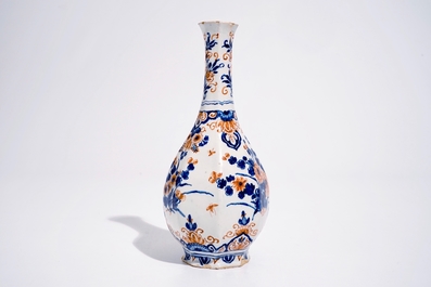 Een Delftse flesvormige vaas met floraal chinoiseriedecor in rood en blauw, 1e kwart 18e eeuw